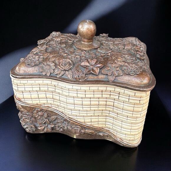 Vtg Carved Floral Jewelry Box lidded-footed-lined-two Toned-Tray